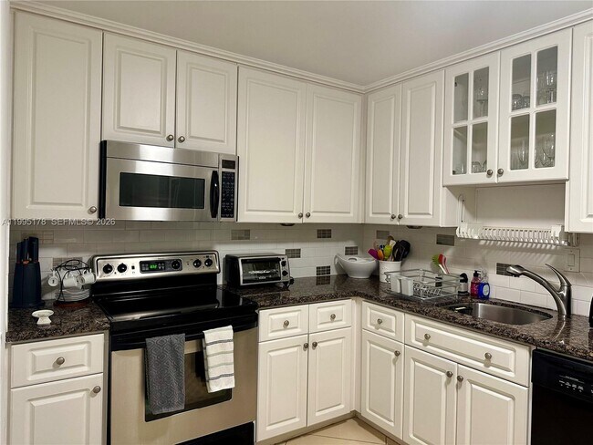 Building Photo - 100 Bayview Dr