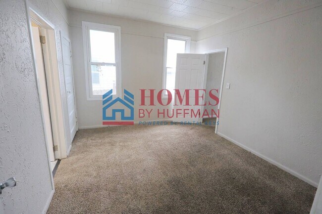 Building Photo - Two Bedroom House