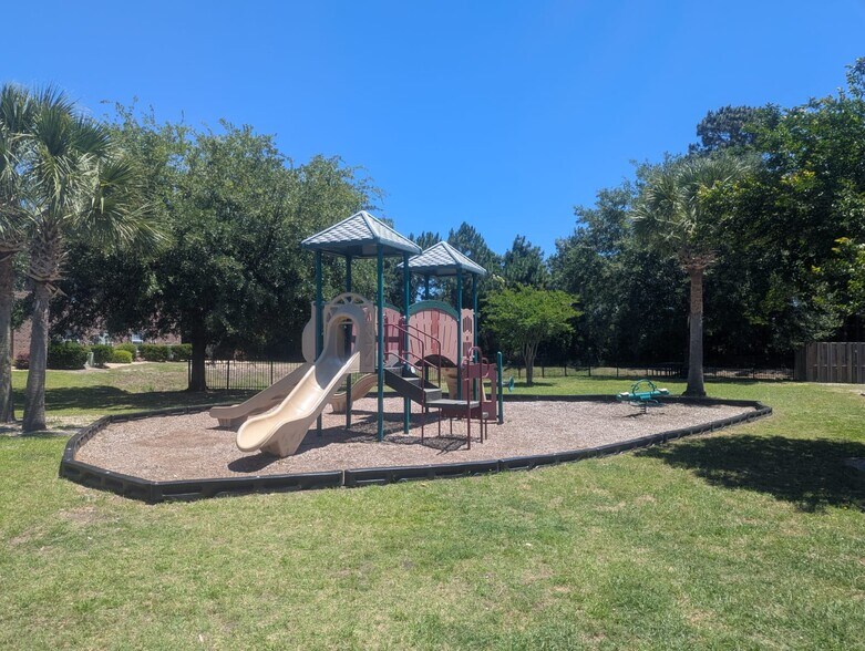 Building Photo - 2073 Silvercrest Dr