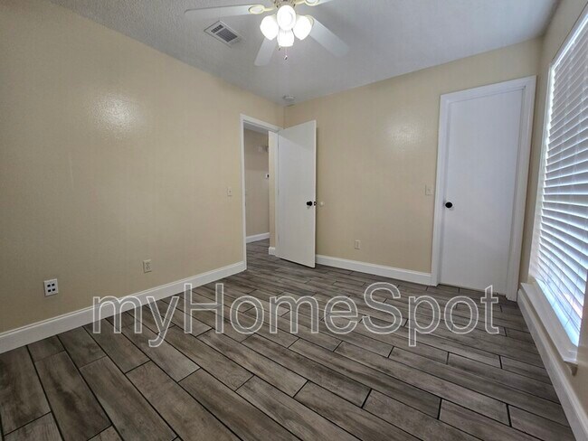 Building Photo - 8900 Forest Oak Dr