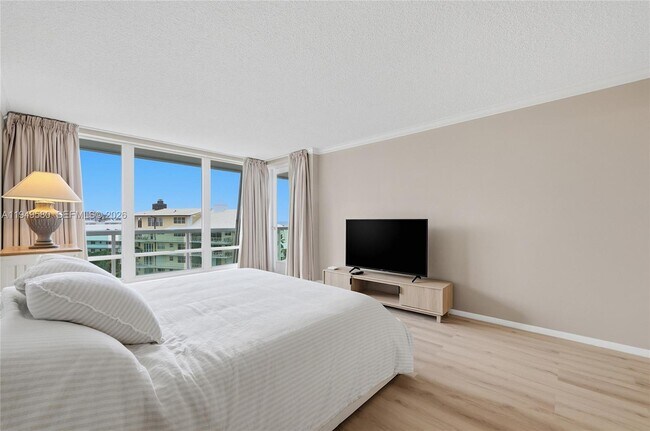 Building Photo - 2100 S Ocean Ln