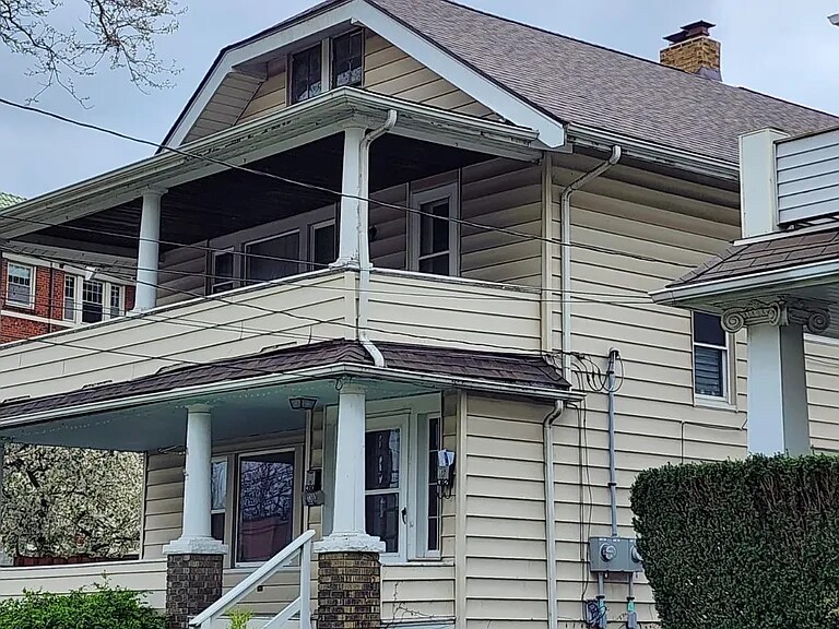 Down Unit in a Duplex - 1380 Webb Rd