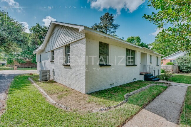 Building Photo - 3 Bed 2 Bath Gem in Midtown Mobile!!