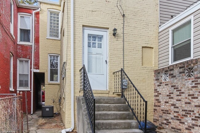 Building Photo - 925 N Pine St