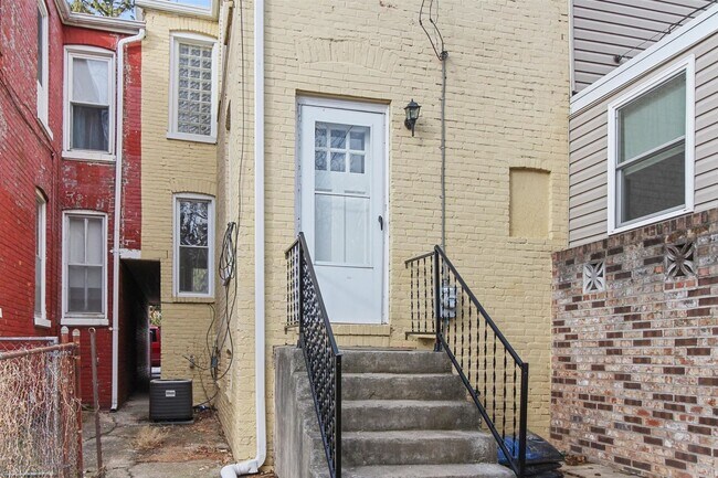 Building Photo - North York Gem | 3 Bed, 1.5 Bath with Hardwood Floors & Central Air!