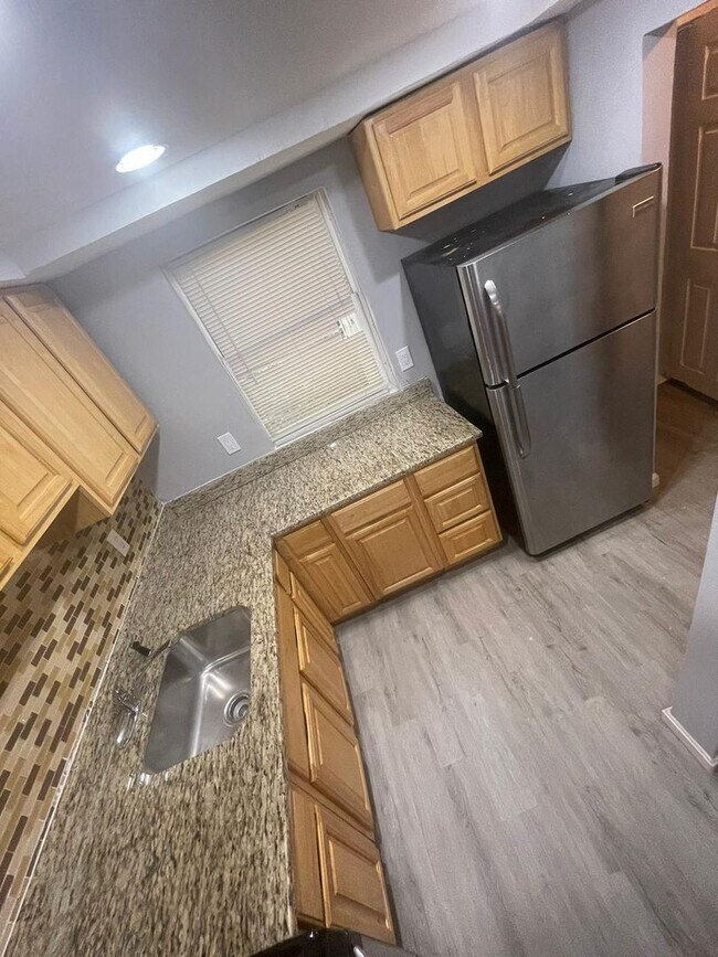 Building Photo - Recently Renovated 3 Bed 1.5 Bath Ready To Move In ASAP