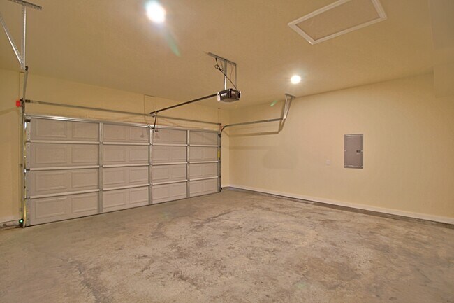 Building Photo - 711 Mill Creek Cir