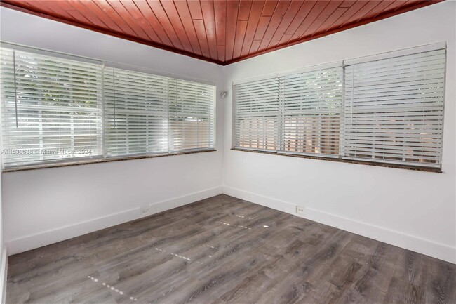 Building Photo - 1404 Plunkett St