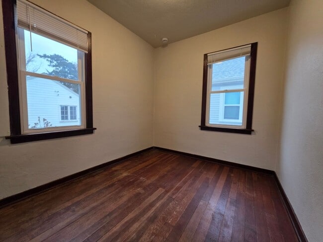 Building Photo - Charming 2 Bedroom 1 Bath Single Family Home-Available Now!