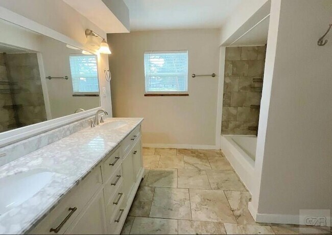 Building Photo - 443 Bayou View Dr