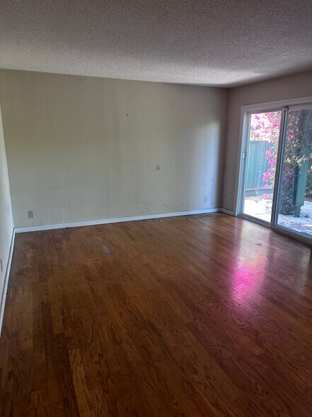 Building Photo - 351 Hans Way