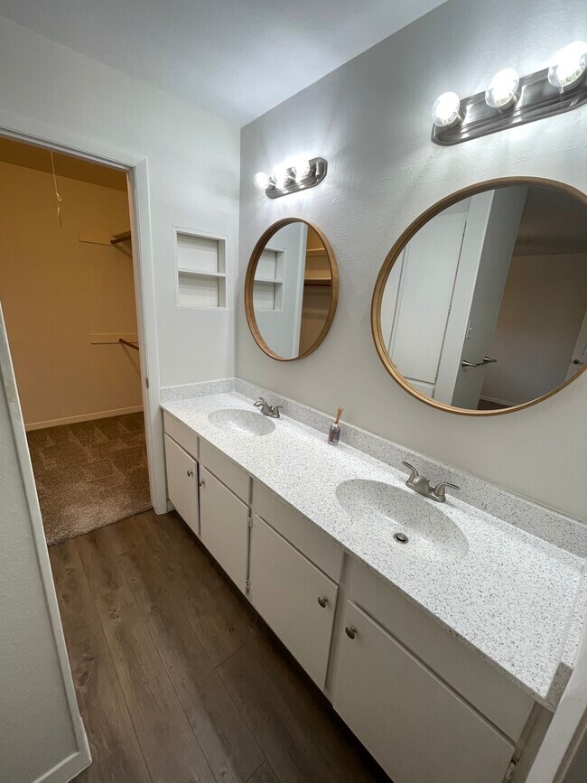 Main Bathroom (In Main Bedroom) - 1510 W North Loop Blvd