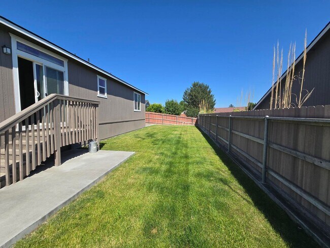 Building Photo - Gorgeous Ranch on Huge Lot!