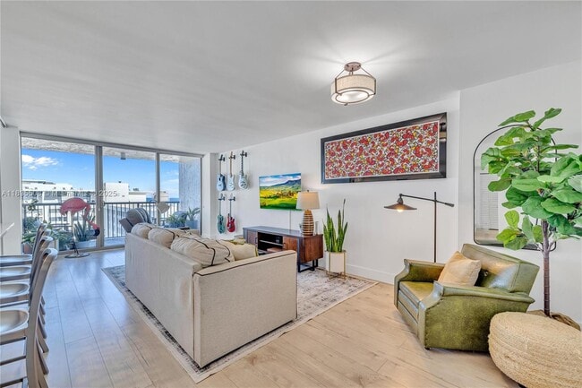 Building Photo - 2655 Collins Ave