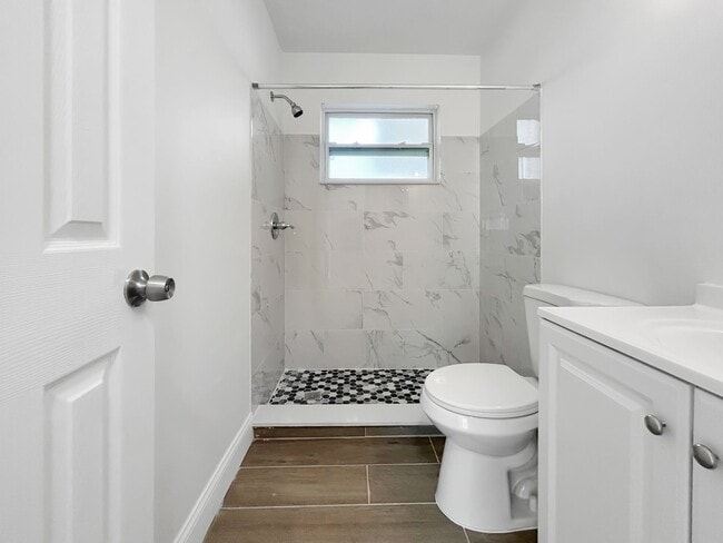 Building Photo - Beautifully Renovated 2BR/2BA with bonus room New Hurricane Windows + Backyard