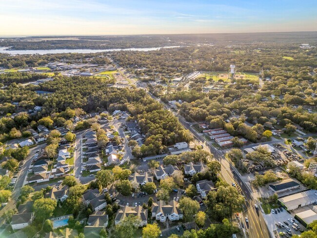 Building Photo - Great 1 Bedroom Unit at the Oaks!
