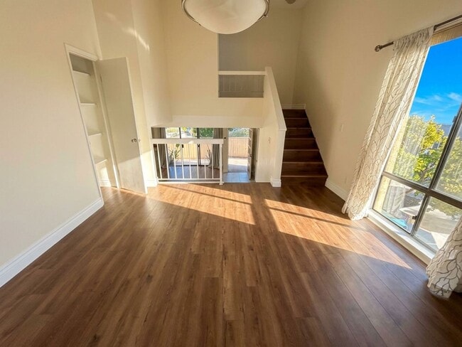 Building Photo - Charming End-Unit Townhome in the Heart of Chatsworth