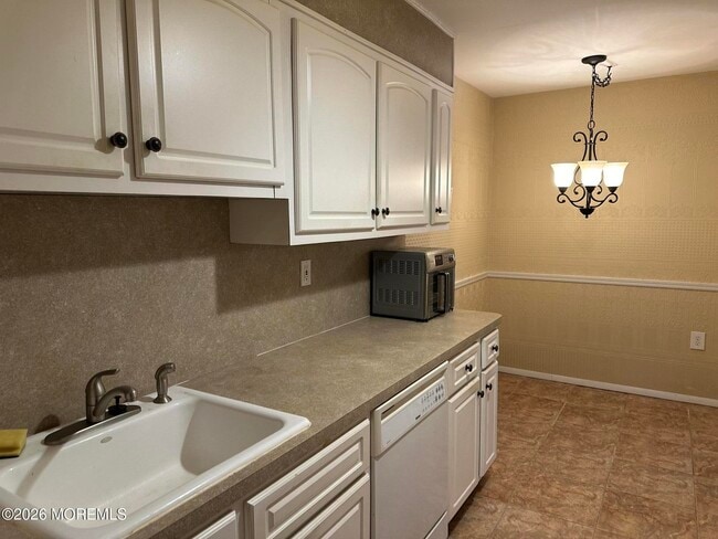 Building Photo - 10 Pine Cluster Cir