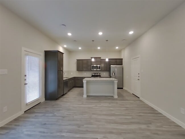 Building Photo - 9835 Willow Creek Commerce Dr