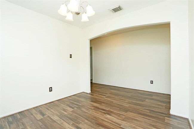 Building Photo - 1939 Wooded Acres Dr