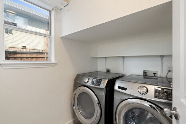 Building Photo - 1339 Barclay Dr