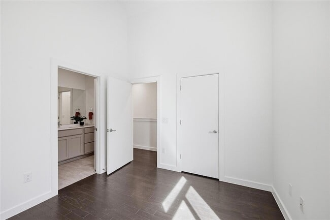 Building Photo - 814 N Bluff Dr