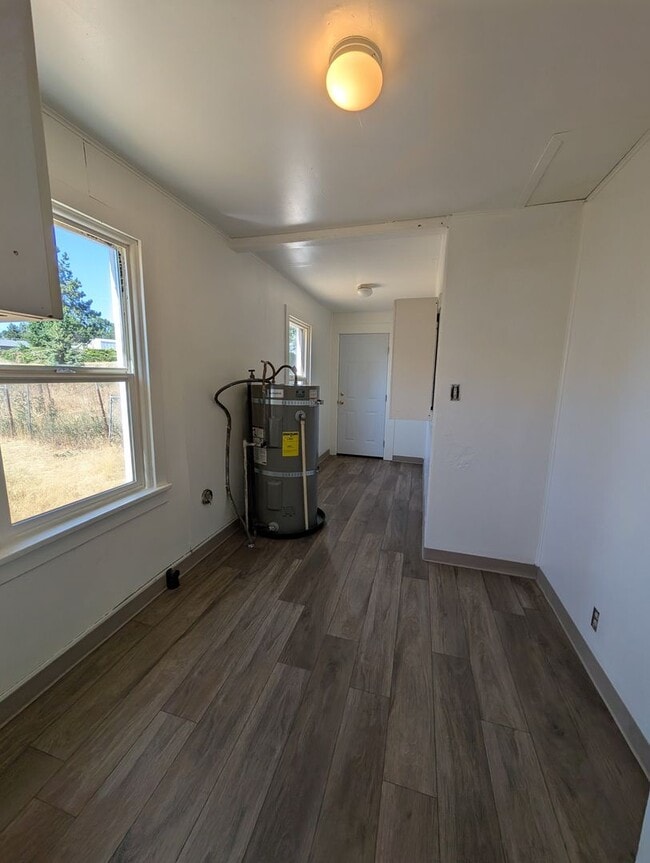 Building Photo - 3 Bedroom 1 bath house