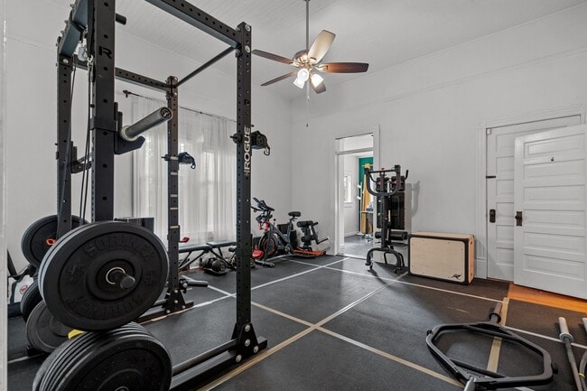 Building Photo - 802 N Poplar St