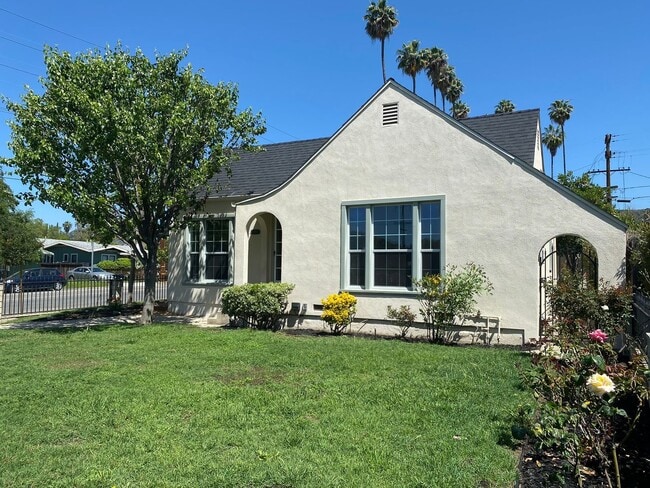 Building Photo - COMING SOON! Spacious 2 Bedroom 1 Bath House in Eagle Rock