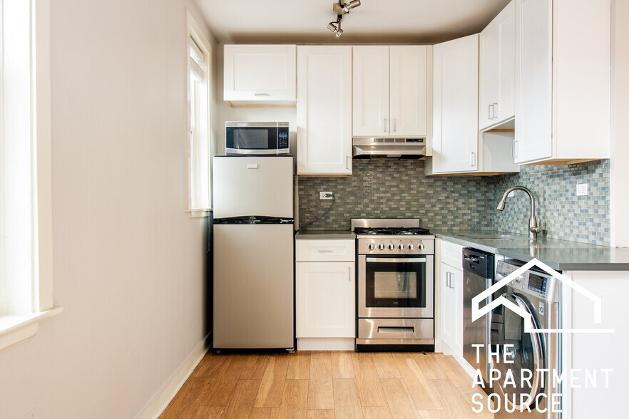 Building Photo - 511 W Belmont Ave