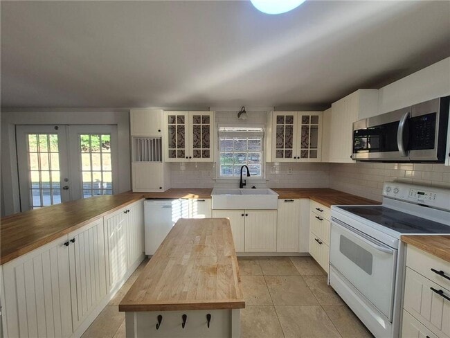 Building Photo - 2264 Capehart Cir NE