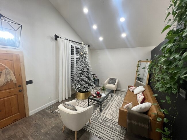 Building Photo - 31 W Mutton Hollow Rd