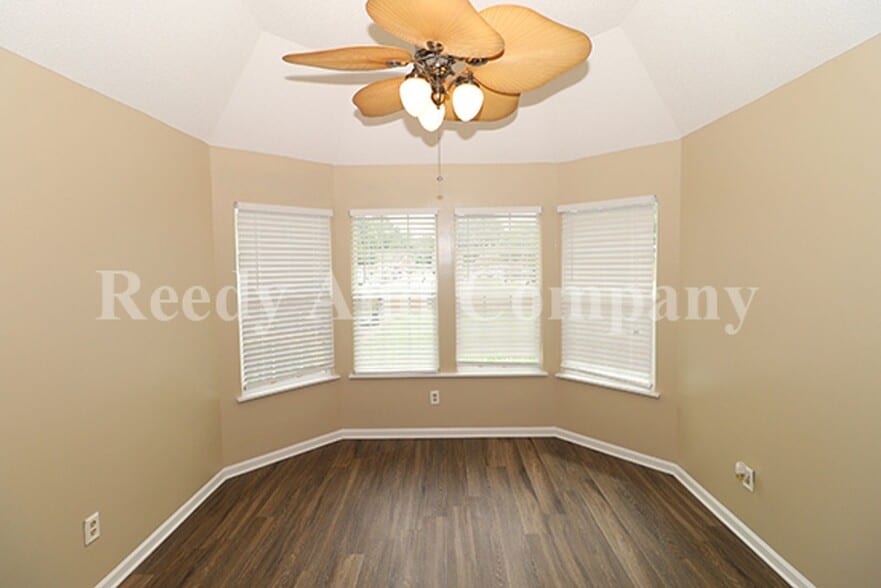 Building Photo - 5961 Kentwood Dr
