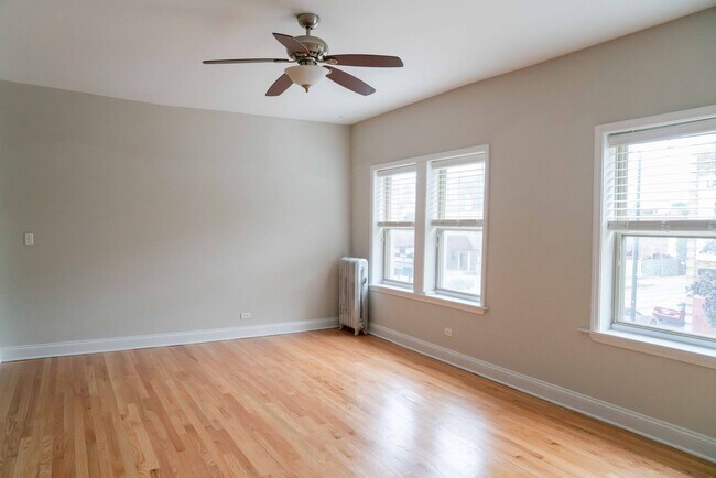 Building Photo - Ravenswood Manor - 2 Bed / 1 Bath - Heat I...