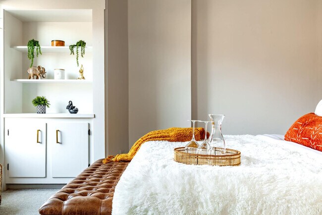 Building Photo - 313 W 4th Ave