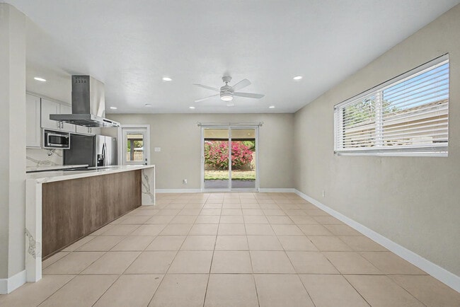 Building Photo - 8730 E Rancho Vista Dr