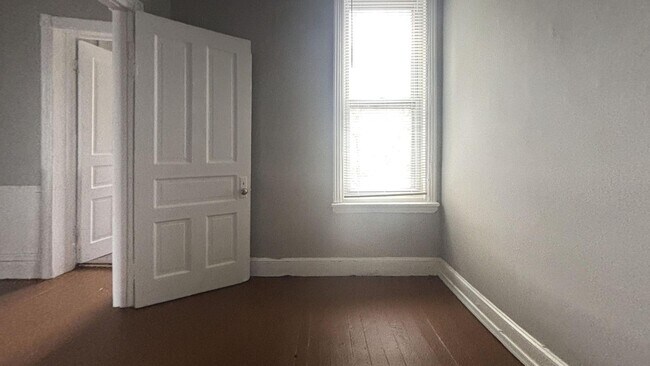 Building Photo - Germantown 2BR w/porch and yard