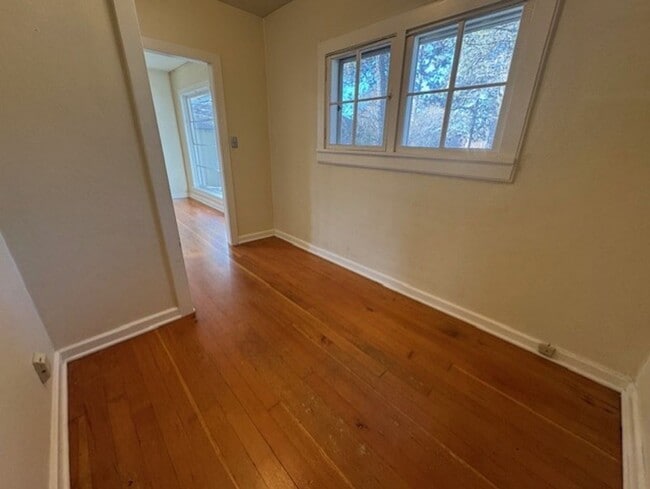 Building Photo - West Side Location