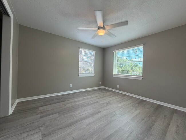 Building Photo - Apartment in Historical Tarpon Springs