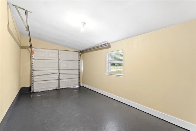 Building Photo - 122 Clarence Dr