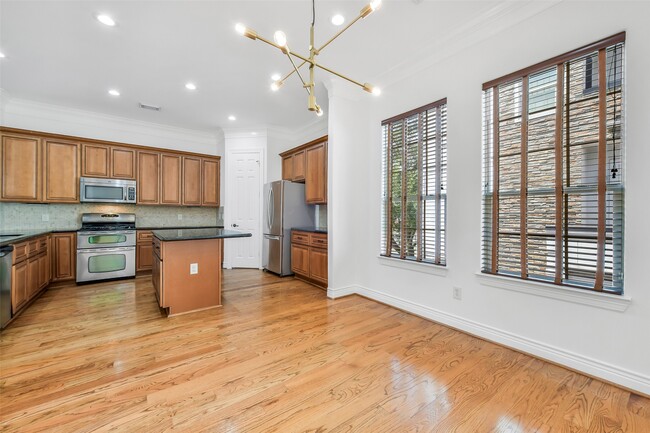 Building Photo - 1529 Rosewood St