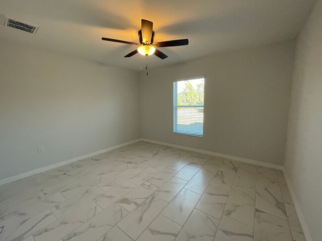 Building Photo - **SHOWS LIKE NEW!**