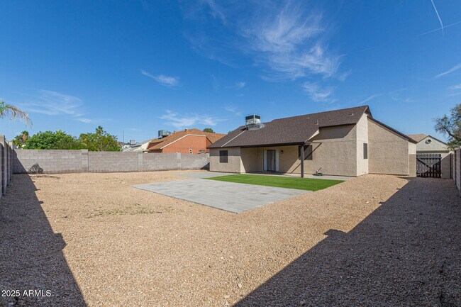 Building Photo - 950 E Wickieup Ln