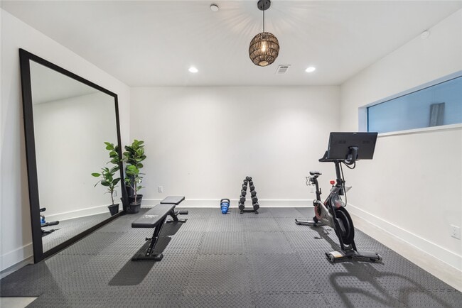 Building Photo - 306 W Pierce St