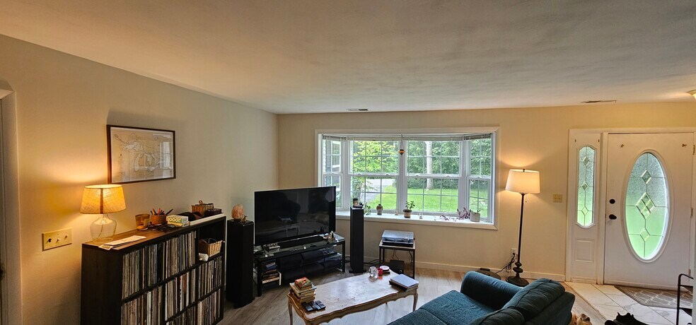 Building Photo - 13 Cardinal Dr