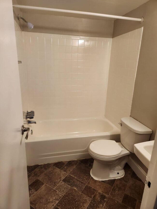 Building Photo - Spacious One Bedroom Apartment Home Availa...
