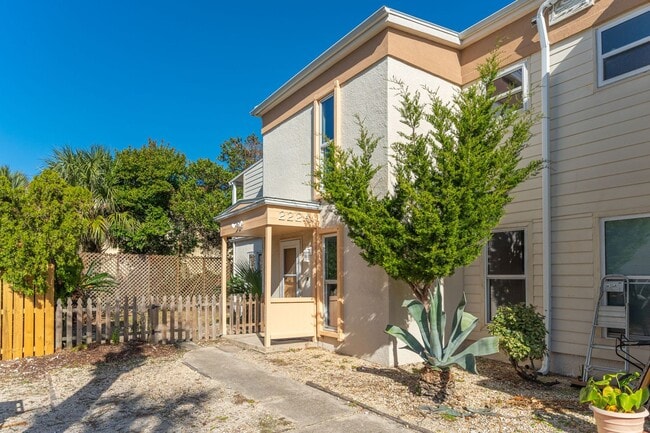 Building Photo - Spacious townhouse with large 2nd floor covered patio!