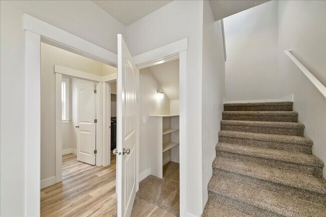 Building Photo - Spacious 3 Bed, 2.5 Bath Rental in Homedal...