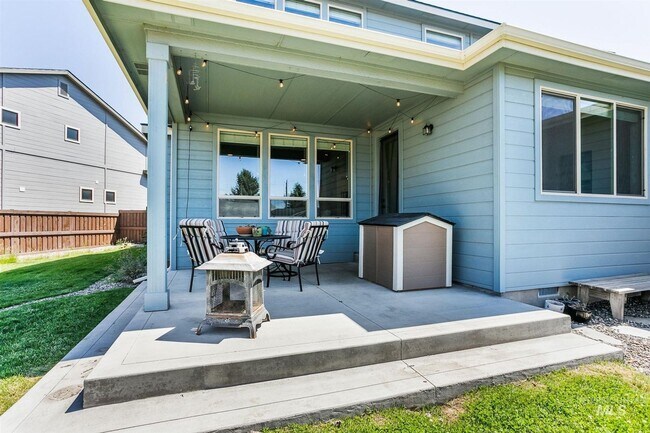 Building Photo - Stunning Modern Home Near NE Foothills | Mountain Views | Designer Finishes