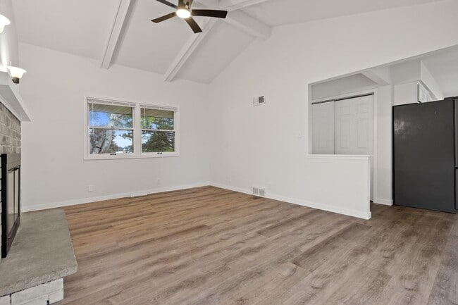 Building Photo - 2311 W Oakwood Rd